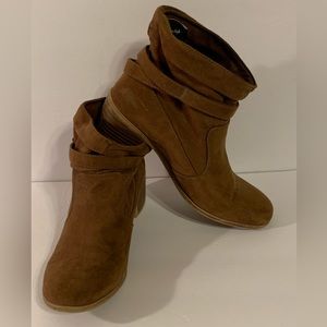 An American Eagle booties/brown/9